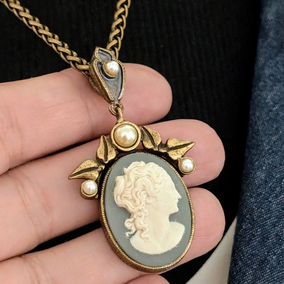 Designer Signed Sweet Romance Brass Tone Long Cameo Pendant Necklace - Picture 4 of 8